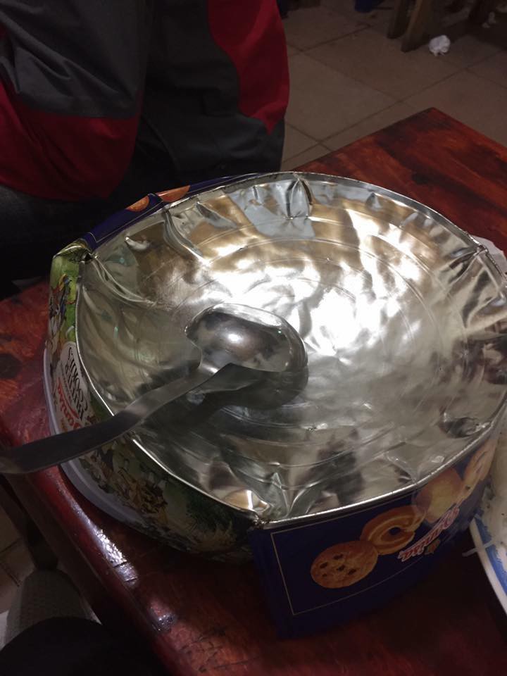Cư dân mạng kiểm kê thiệt hại về xoong chảo sau đêm ăn mừng chiến thắng của U23 Việt Nam - Ảnh 6. Và ở một gia đình khác, người ta không biết ngày mai sẽ múc canh bằng gì.